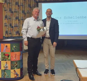Ehrenurkunde des Kreissportbundes: Präsident Lutz Schellenberg ausgezeichnet